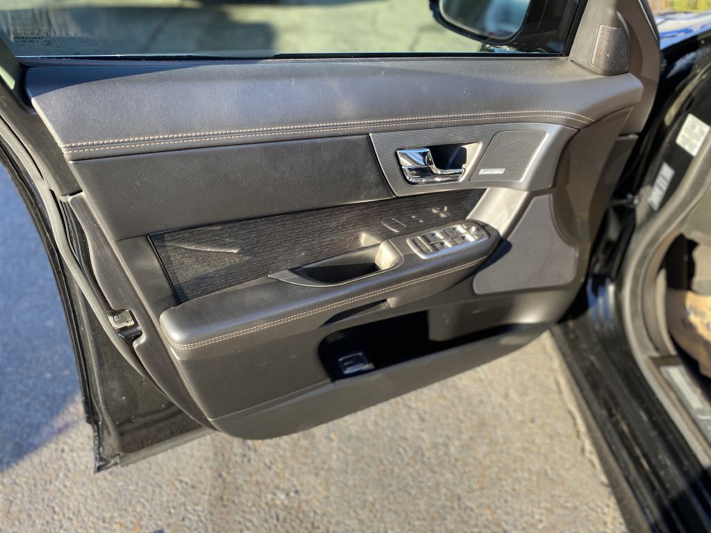 2011 Jaguar XF Image 13