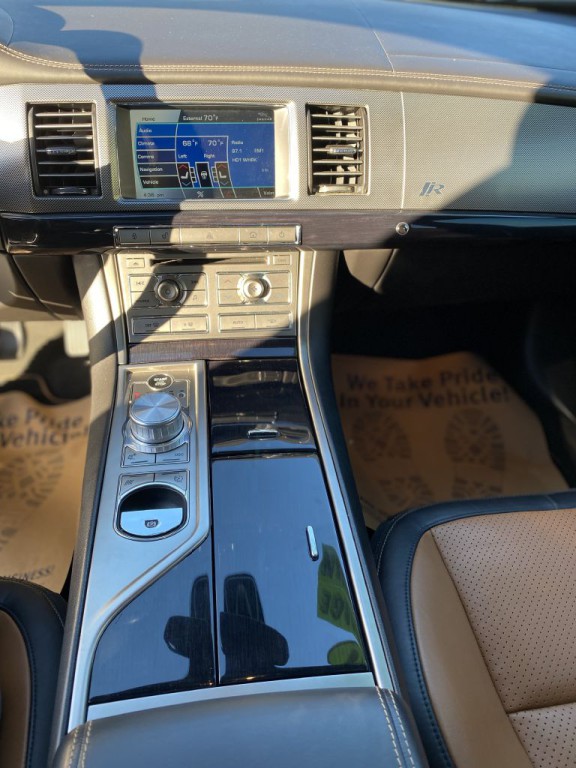2011 Jaguar XF Image 16