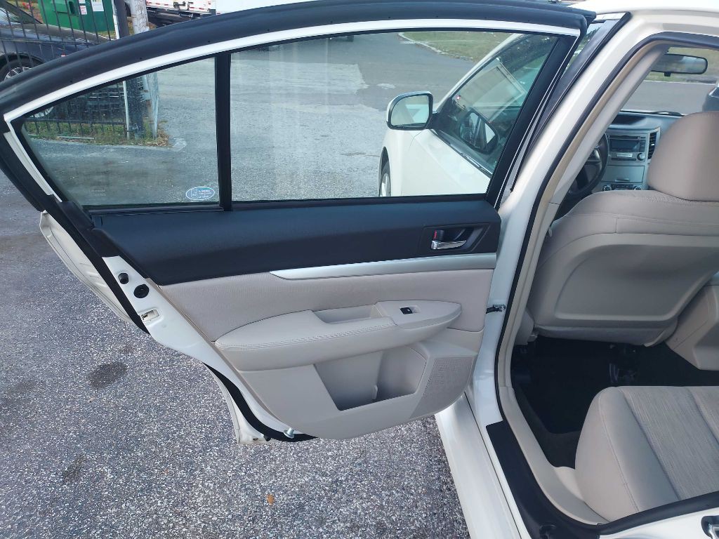 2013 Subaru Legacy Image 8