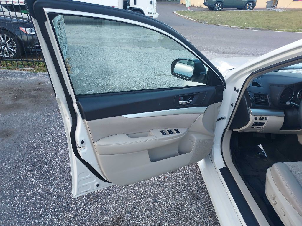 2013 Subaru Legacy Image 9