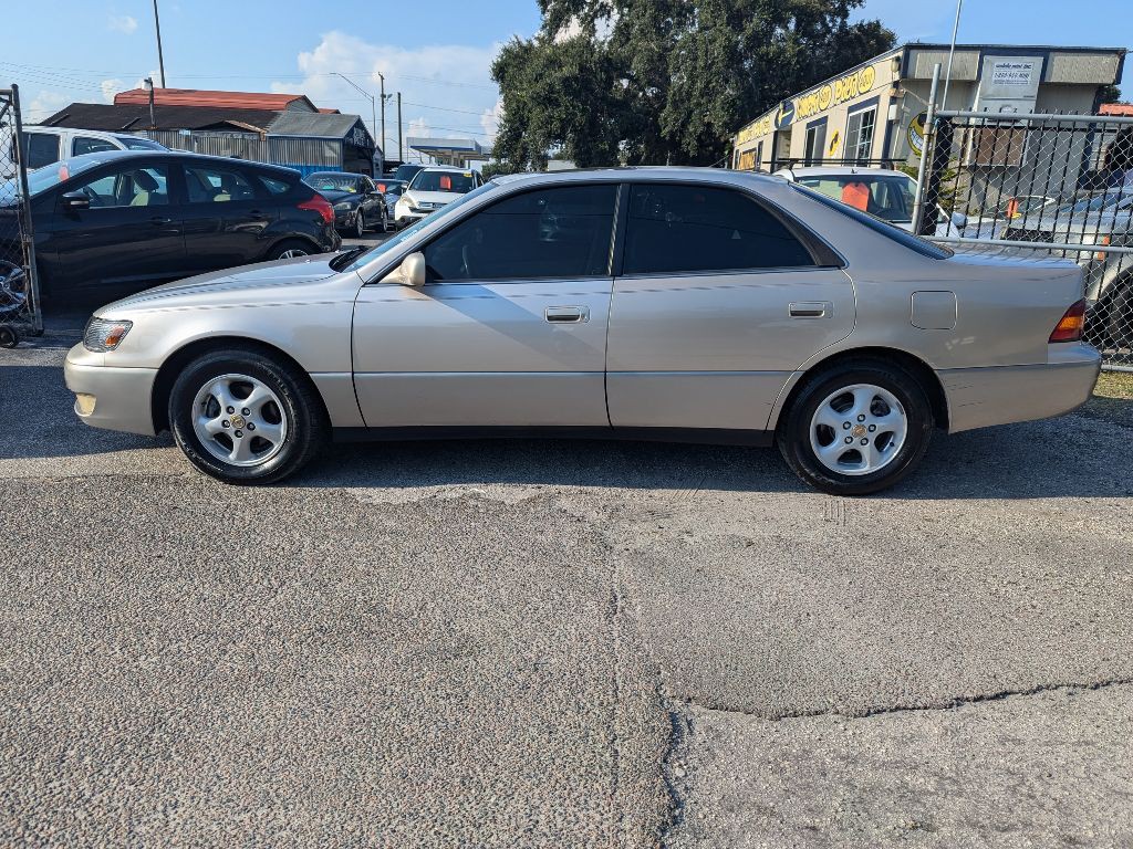 1999 Lexus ES Image 2