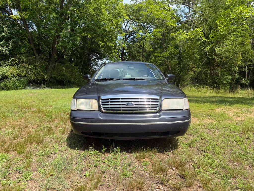 2003 Ford Crown Victoria Image 2