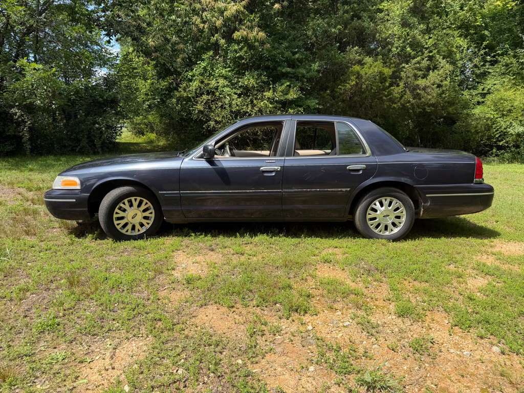 2003 Ford Crown Victoria Image 4
