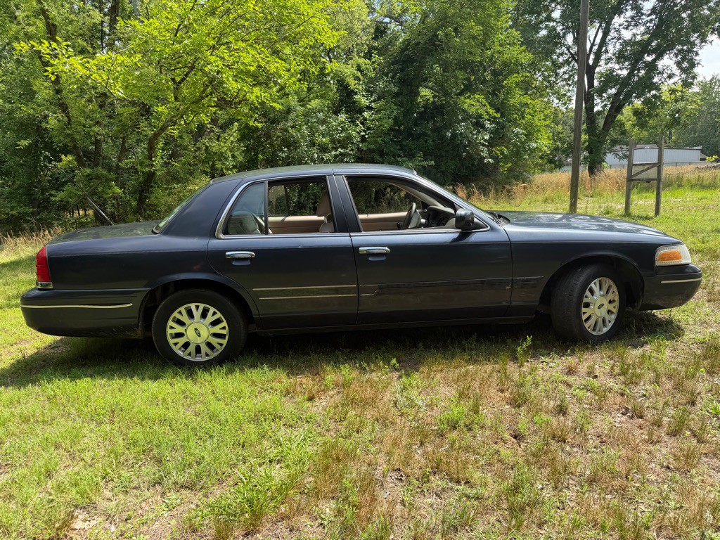 2003 Ford Crown Victoria Image 8