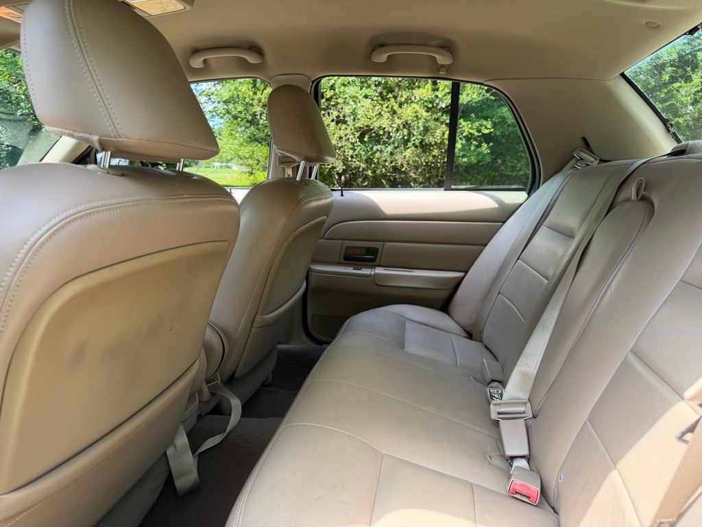 2003 Ford Crown Victoria Image 10