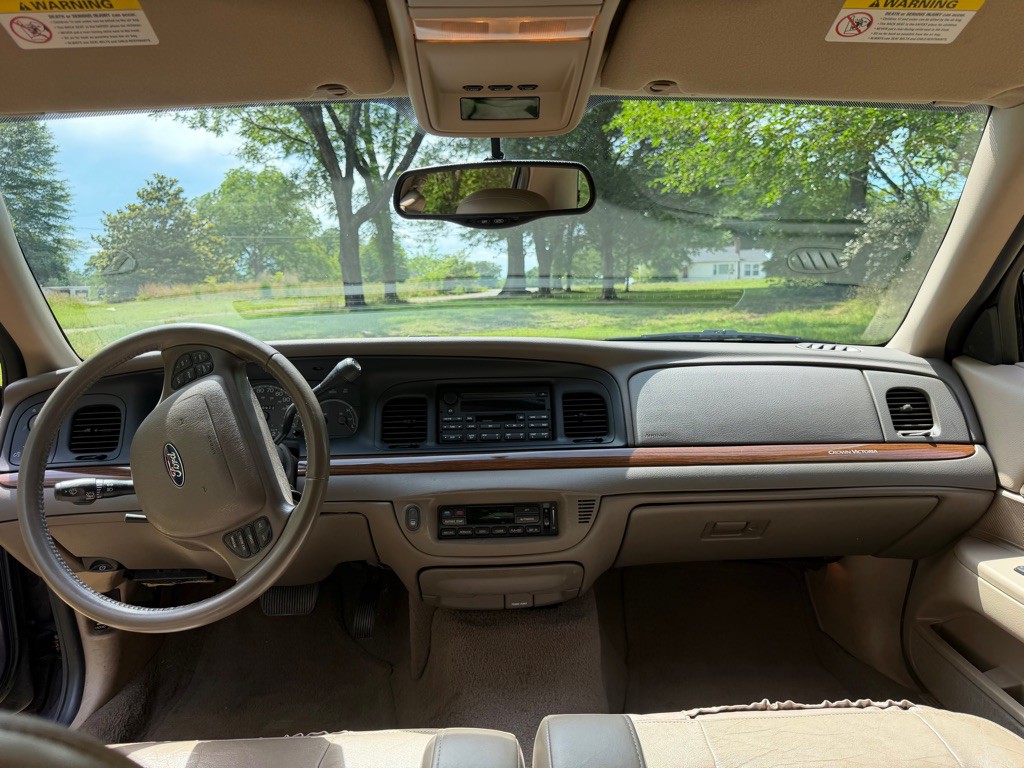 2003 Ford Crown Victoria Image 11