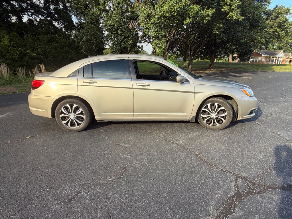 2014 Chrysler 200 Image 2