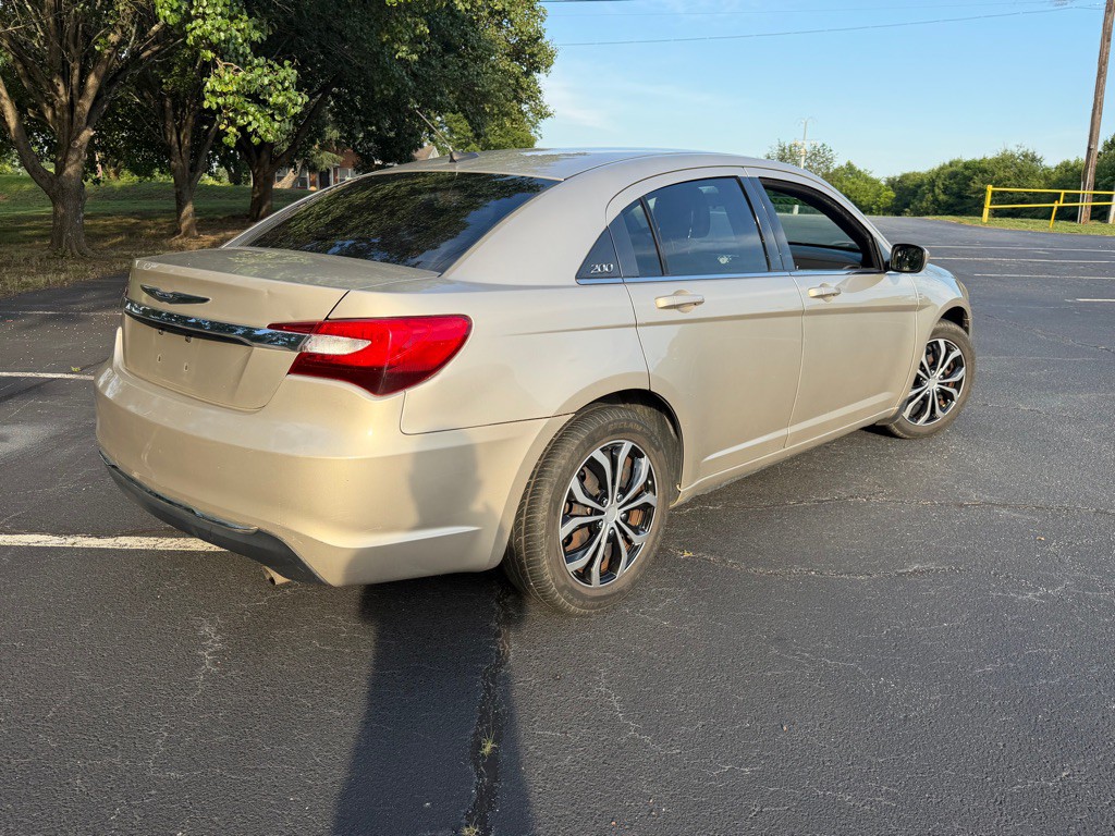 2014 Chrysler 200 Image 3