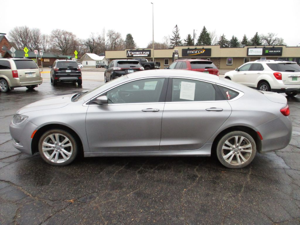 2016 Chrysler 200 Image 2