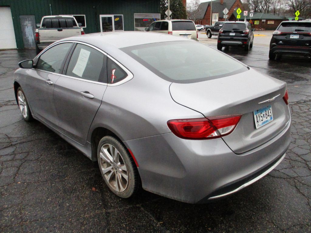2016 Chrysler 200 Image 3