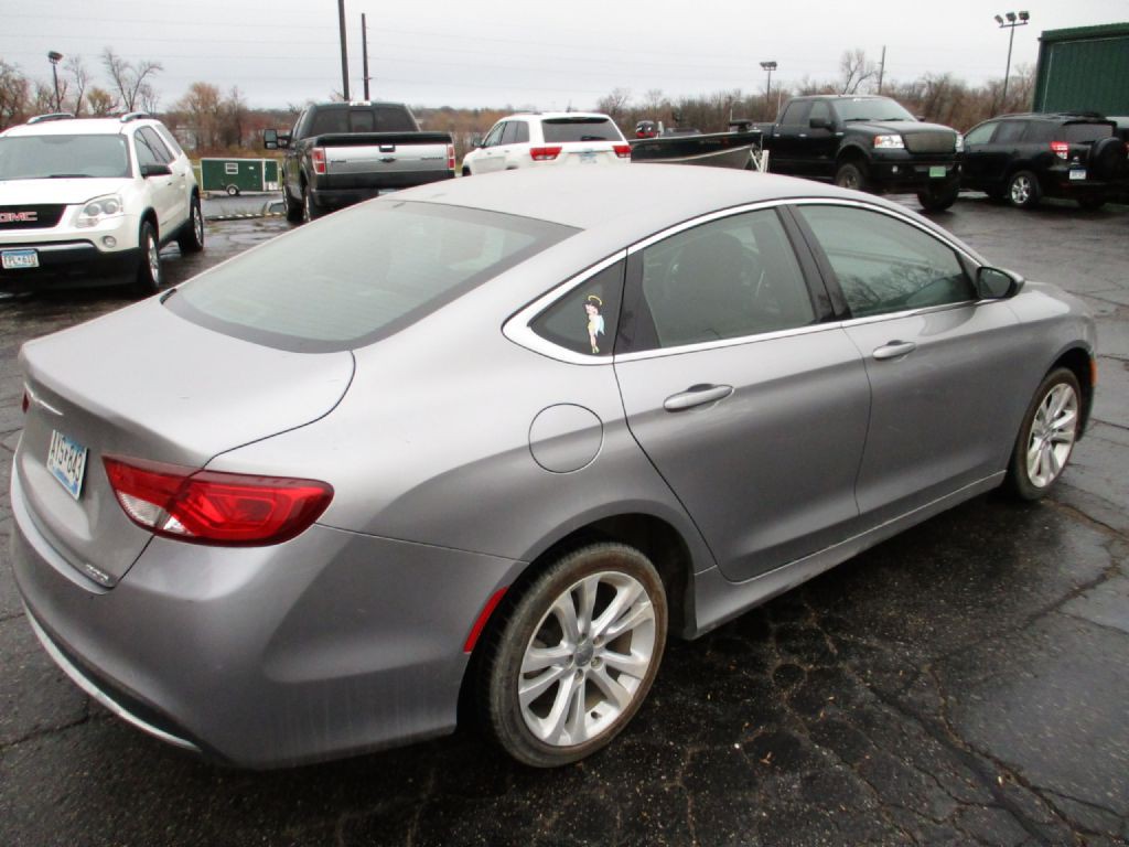 2016 Chrysler 200 Image 4