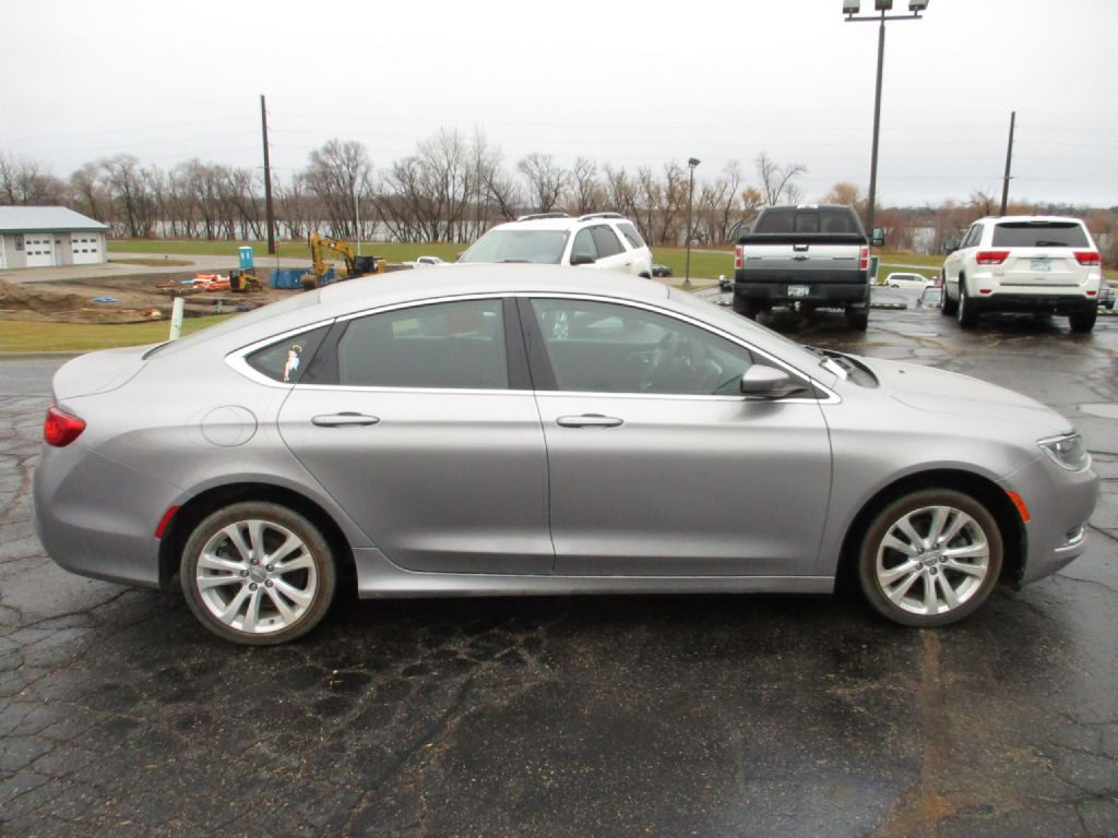 2016 Chrysler 200 Image 5