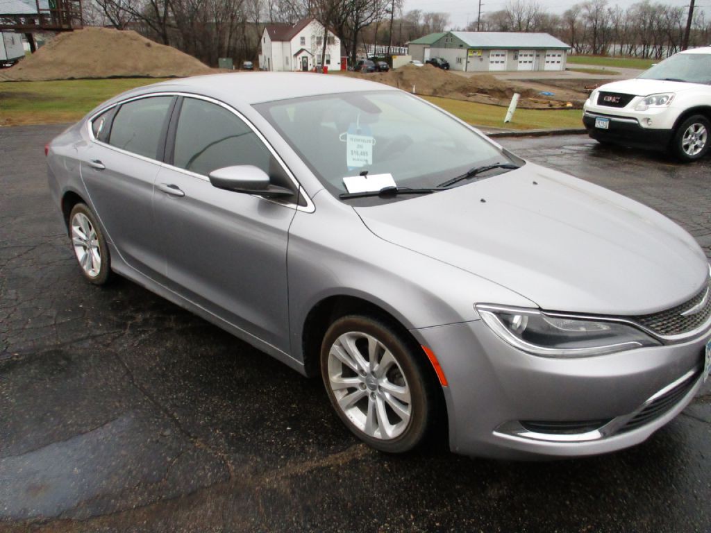 2016 Chrysler 200 Image 6