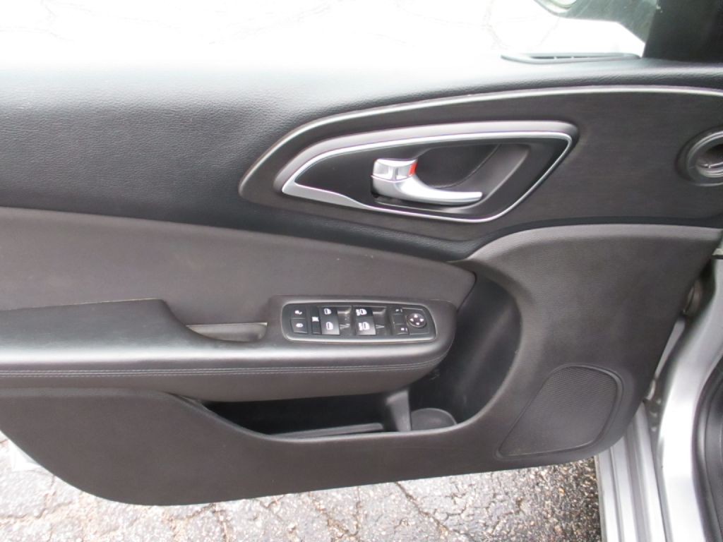 2016 Chrysler 200 Image 7
