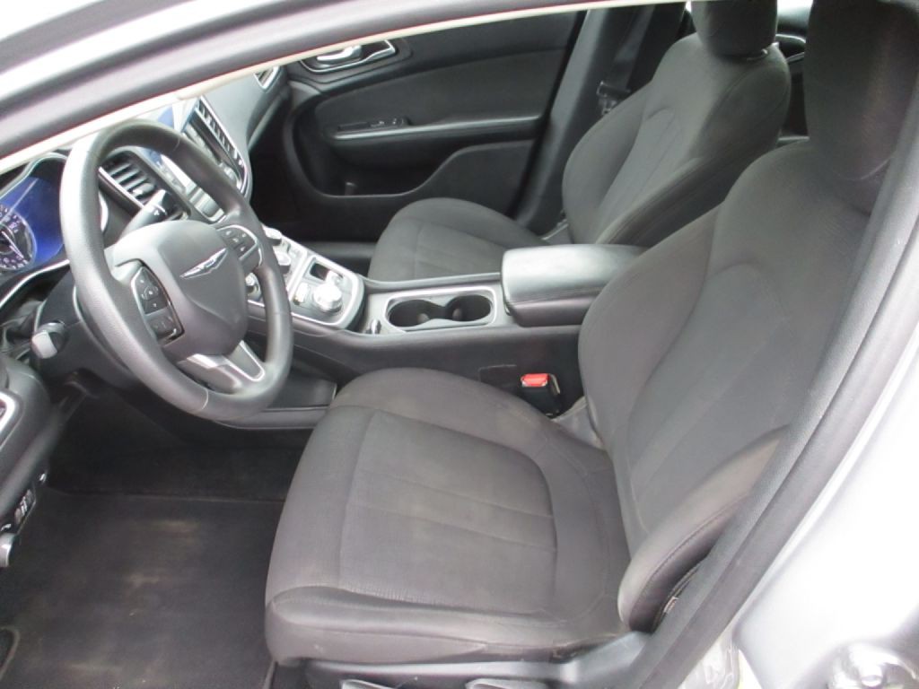 2016 Chrysler 200 Image 8