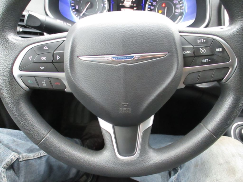 2016 Chrysler 200 Image 10