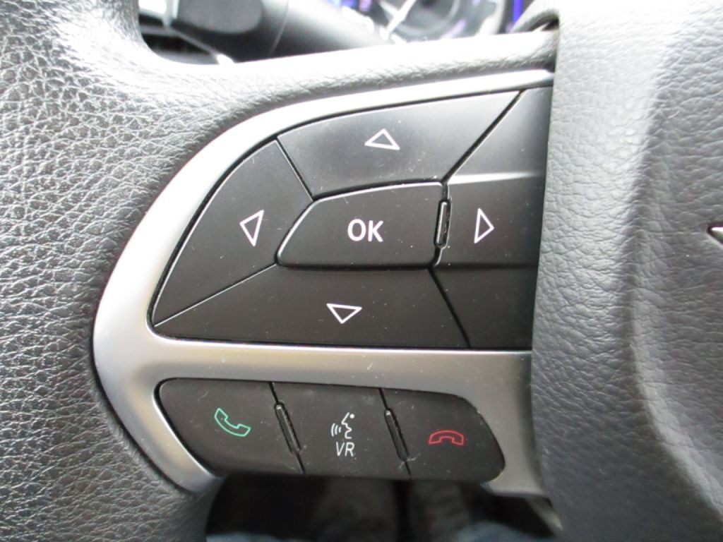 2016 Chrysler 200 Image 11