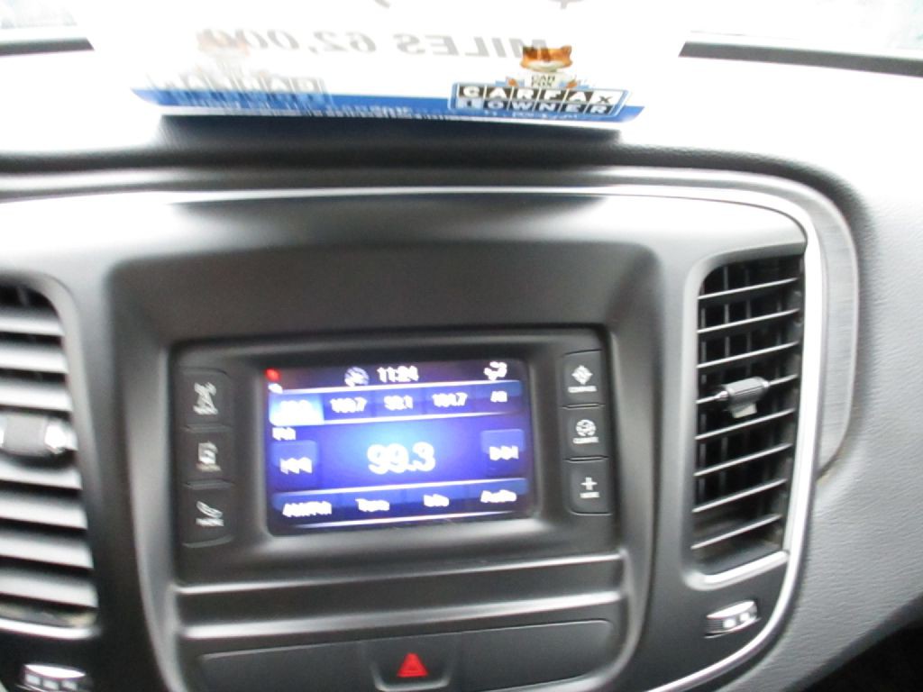 2016 Chrysler 200 Image 15