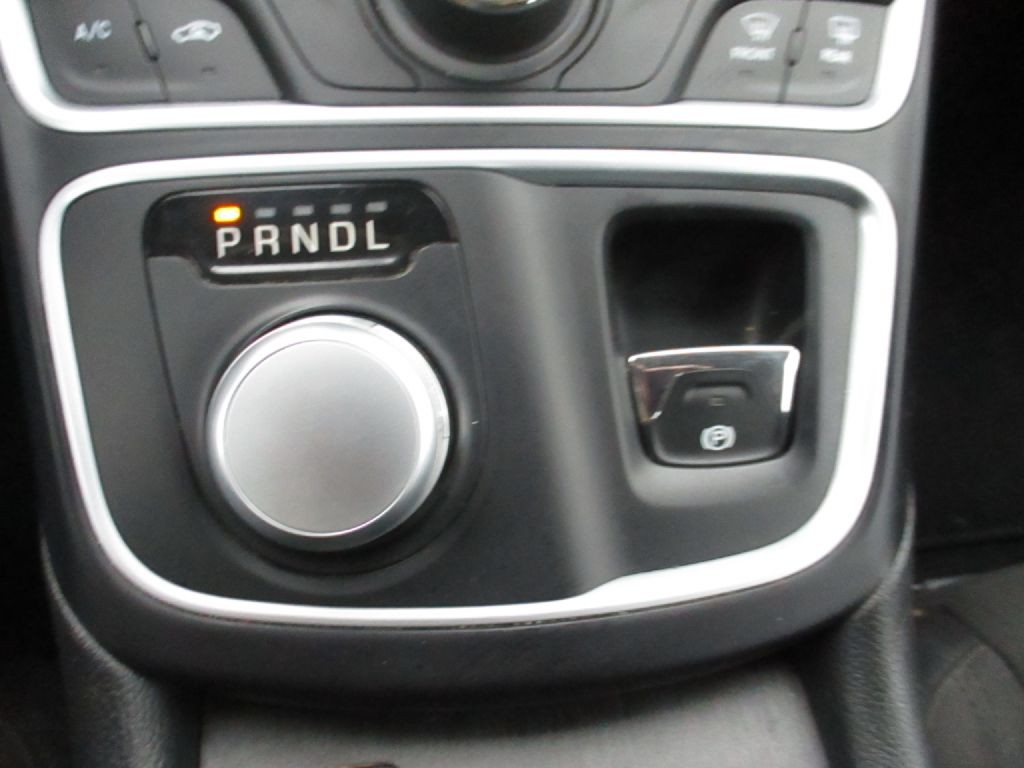 2016 Chrysler 200 Image 18