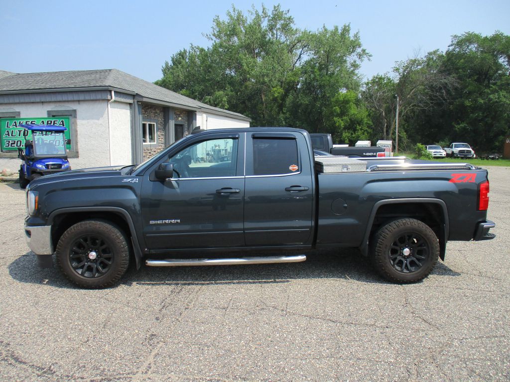 2017 GMC Sierra Image 2