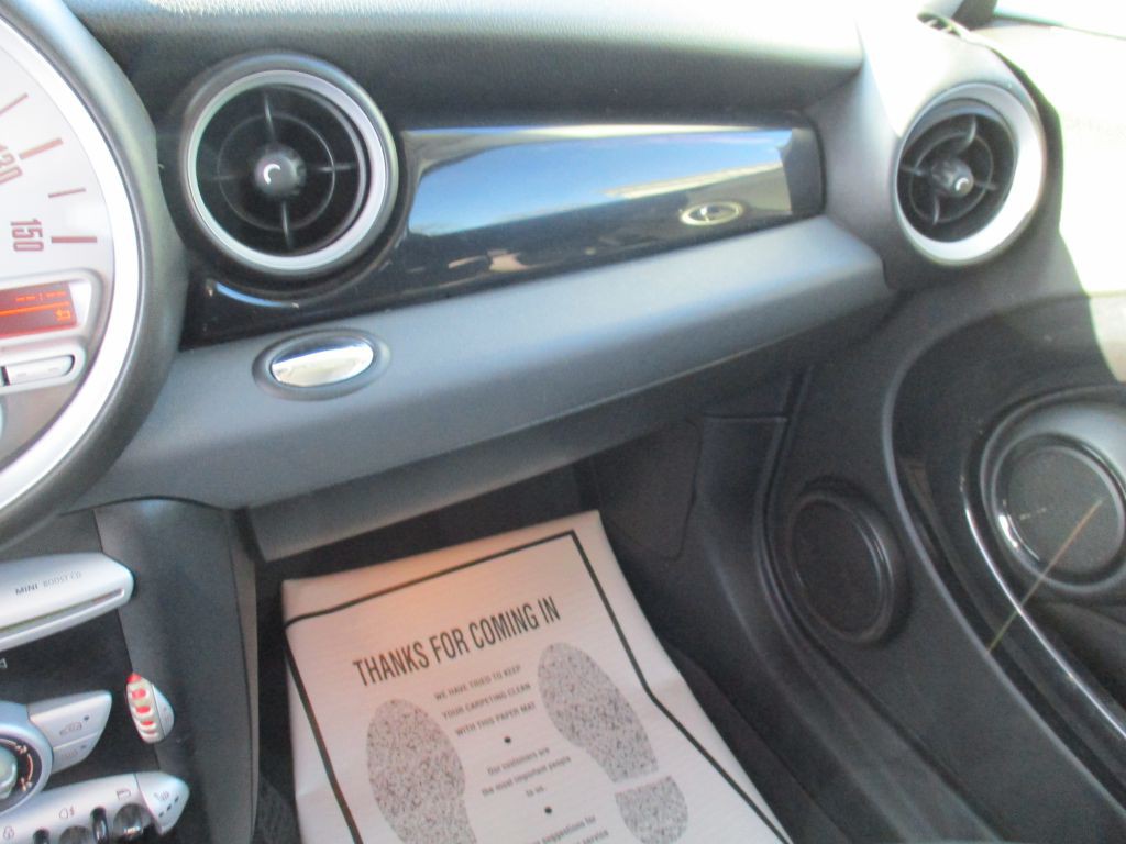 2008 MINI Cooper Image 17