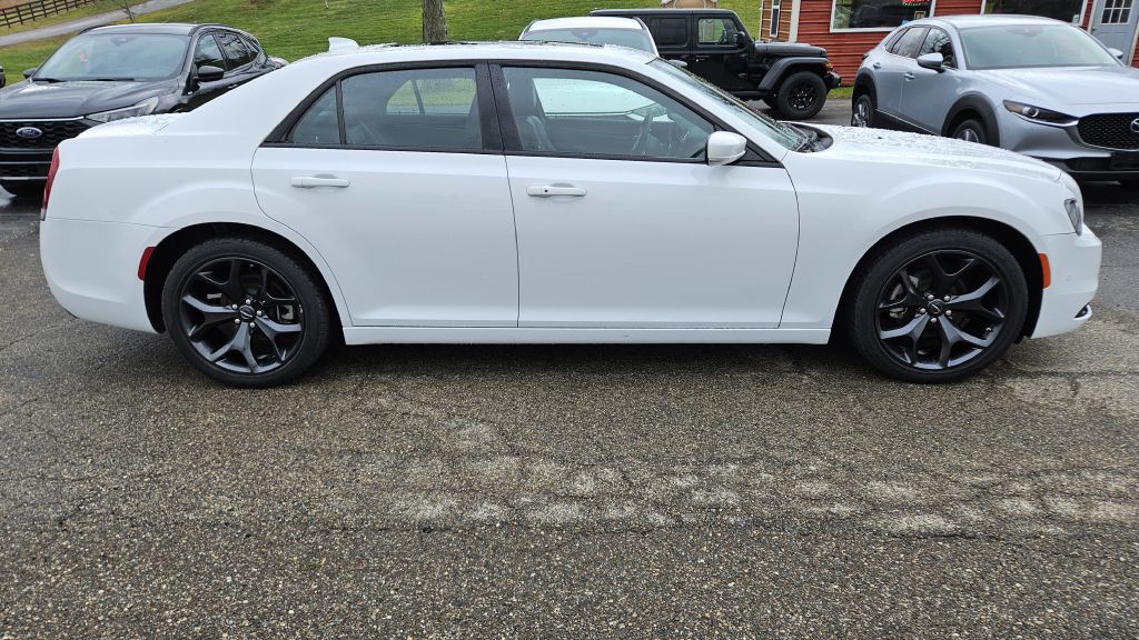 2023 Chrysler 300 Image 4