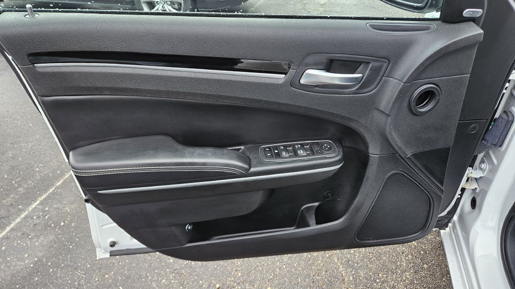 2023 Chrysler 300 Image 6