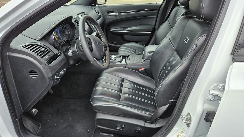 2023 Chrysler 300 Image 7