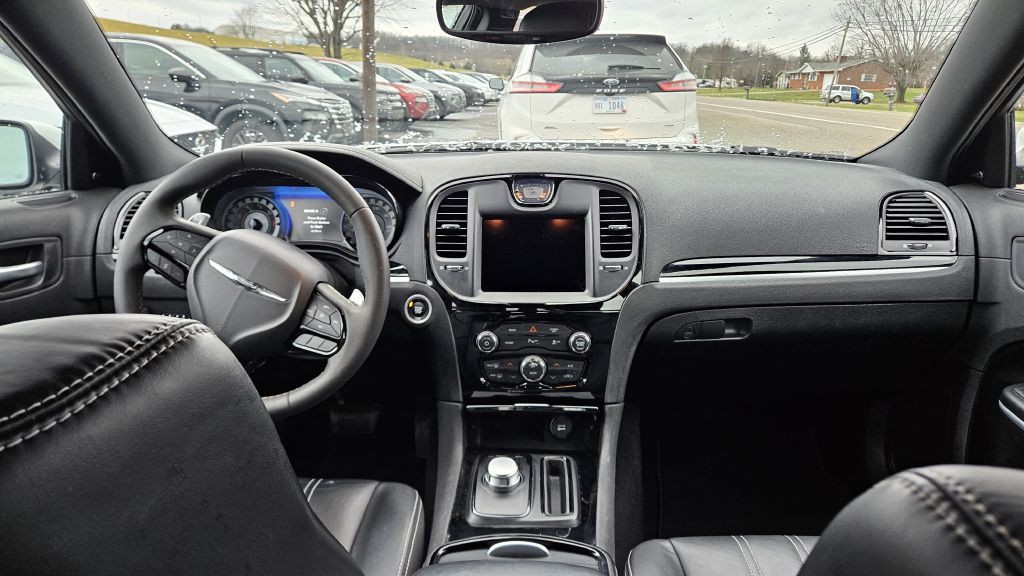 2023 Chrysler 300 Image 8