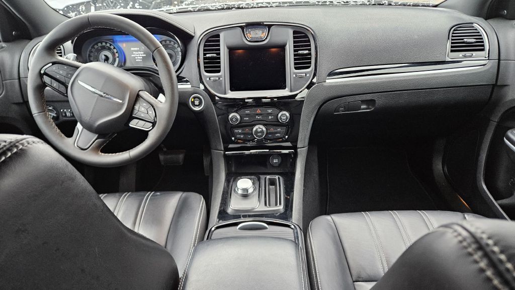 2023 Chrysler 300 Image 9