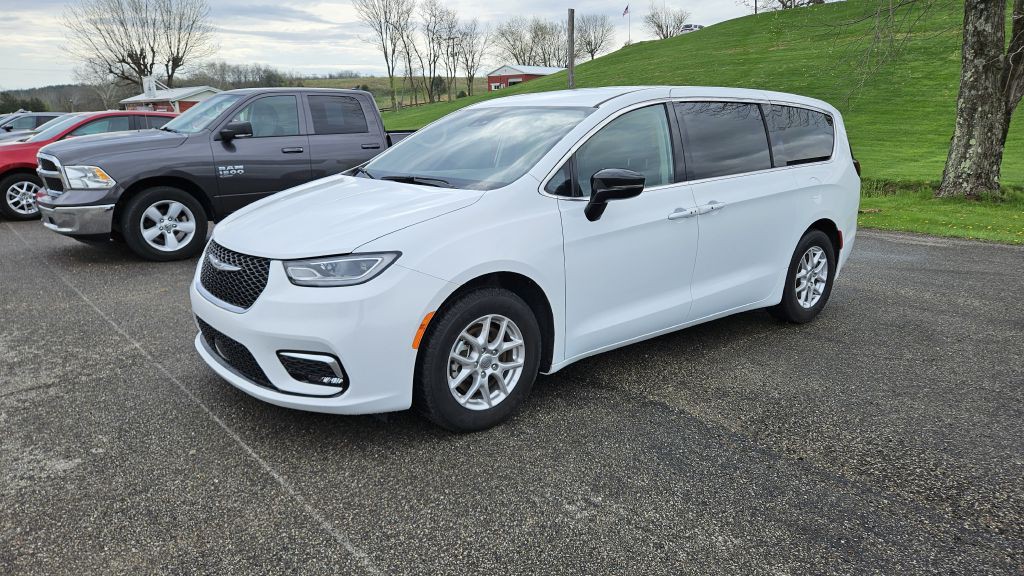 2024 Chrysler Pacifica Image 1