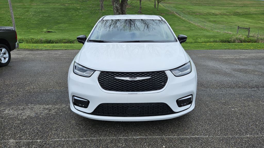2024 Chrysler Pacifica Image 2