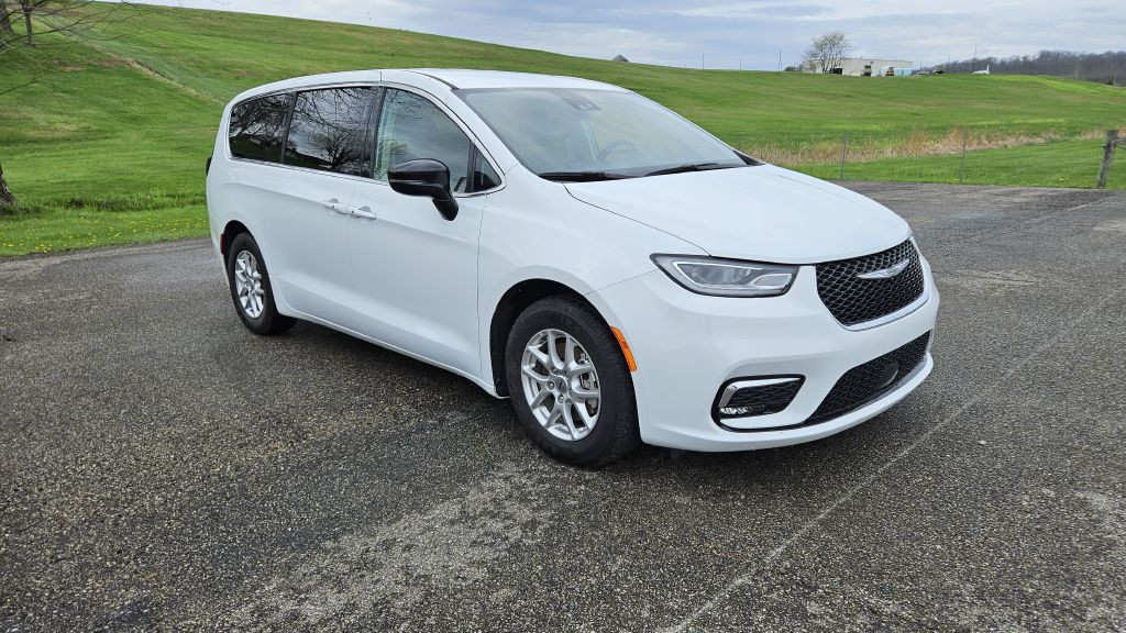 2024 Chrysler Pacifica Image 3