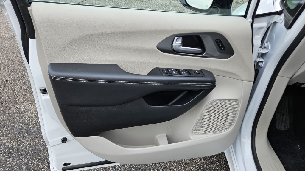 2024 Chrysler Pacifica Image 8