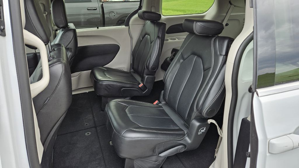 2024 Chrysler Pacifica Image 9