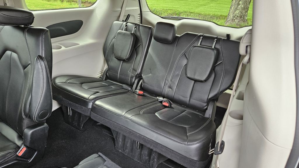 2024 Chrysler Pacifica Image 11