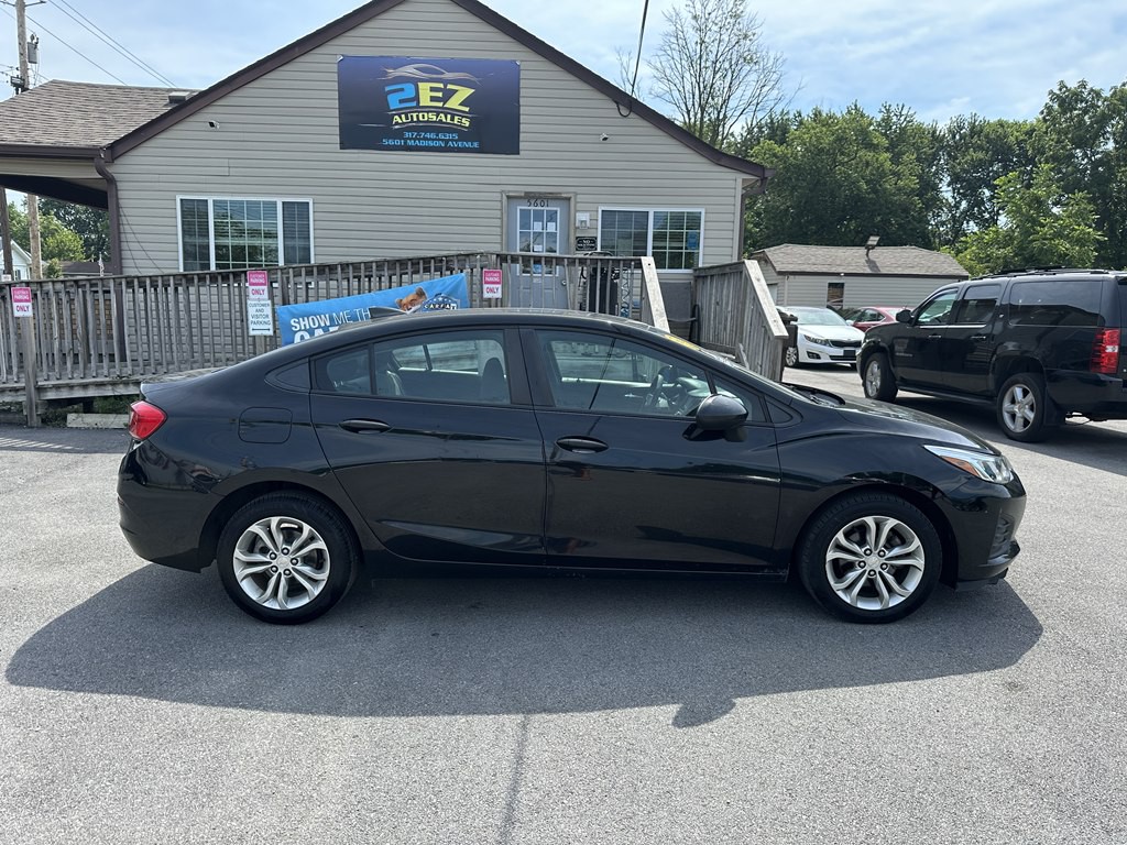2019 Chevrolet Cruze Image 2