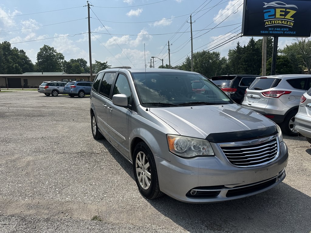 2013 Chrysler Town & Country Image 1