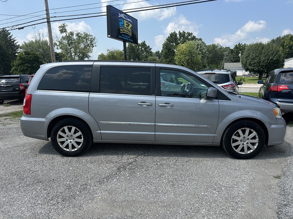 2013 Chrysler Town & Country Image 2