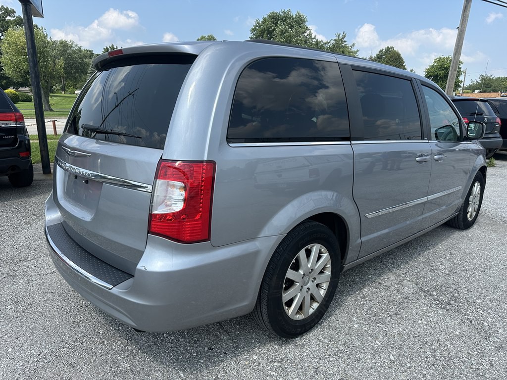 2013 Chrysler Town & Country Image 3