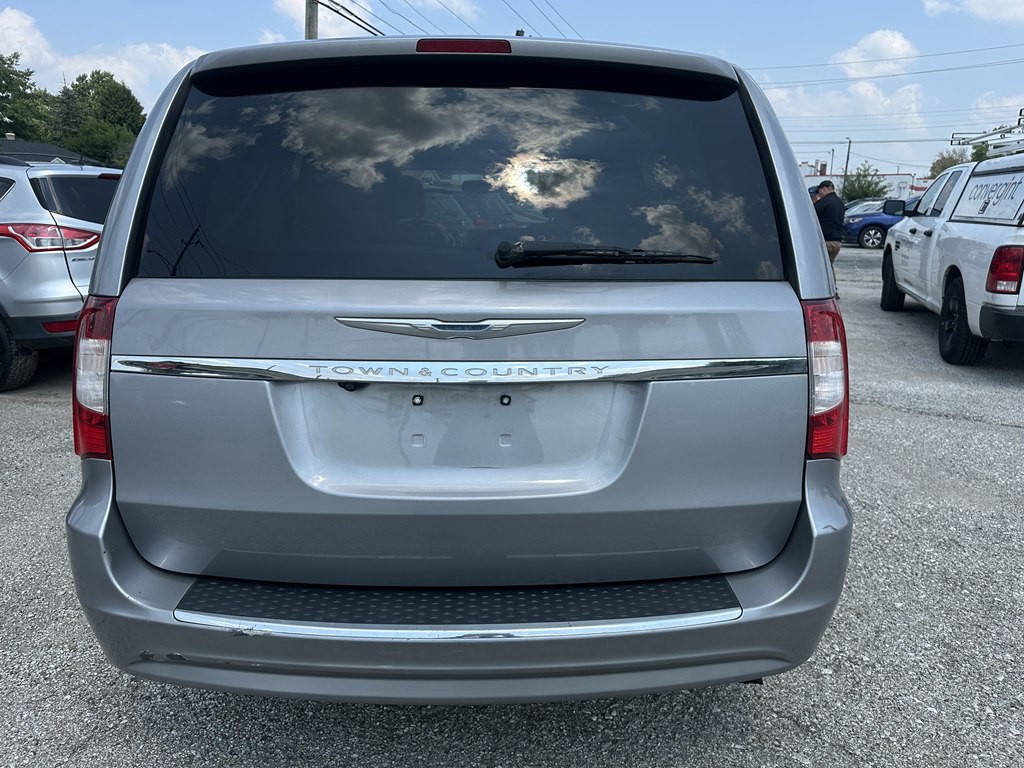 2013 Chrysler Town & Country Image 4