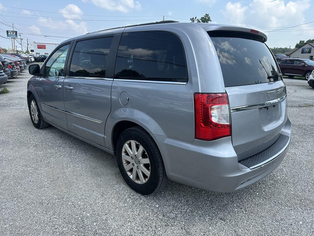 2013 Chrysler Town & Country Image 5