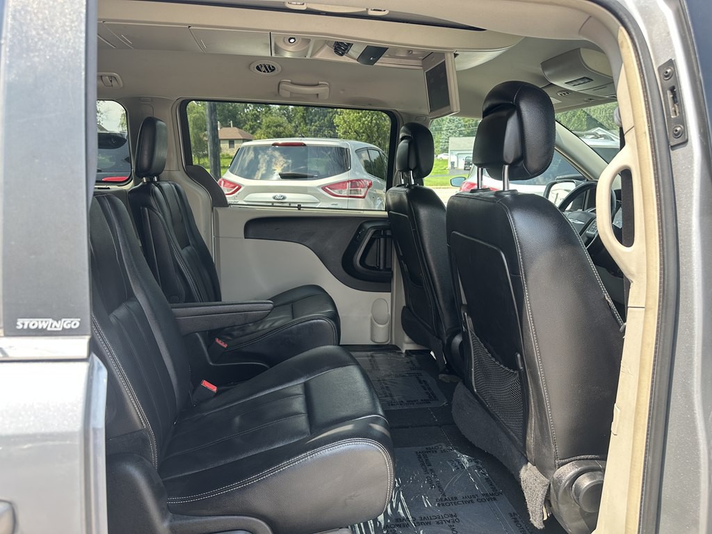 2013 Chrysler Town & Country Image 18
