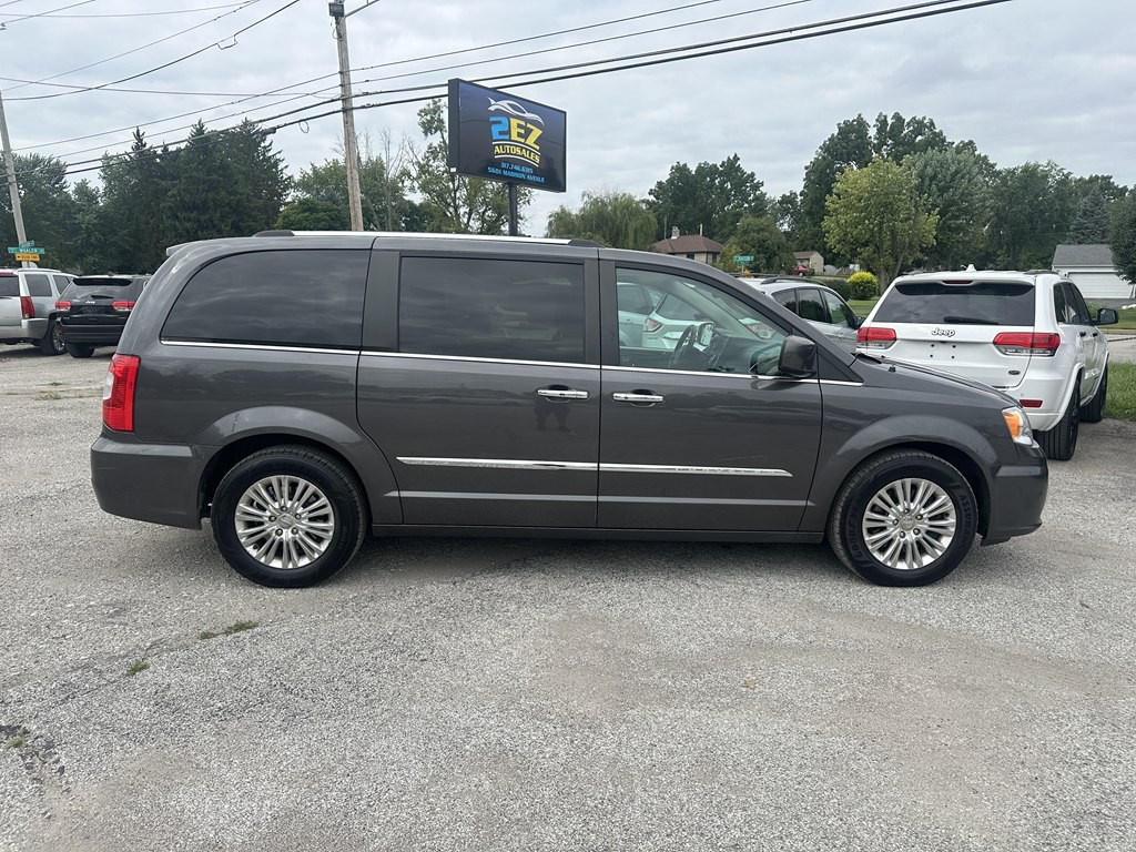 2015 Chrysler Town & Country Image 2