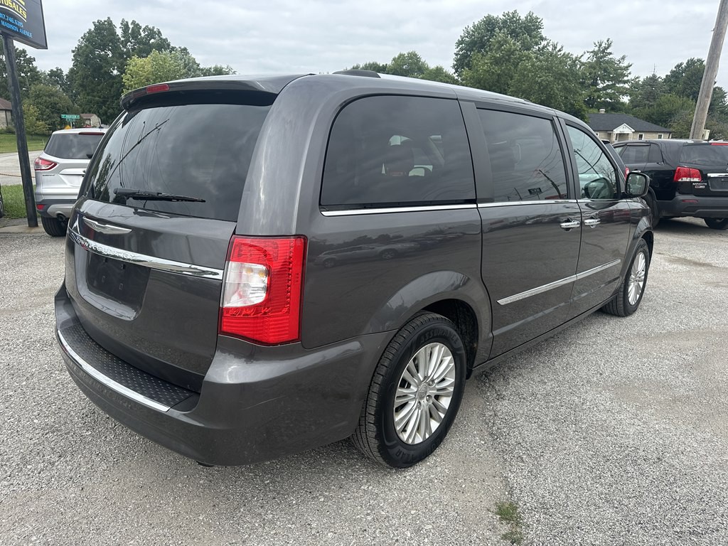 2015 Chrysler Town & Country Image 3