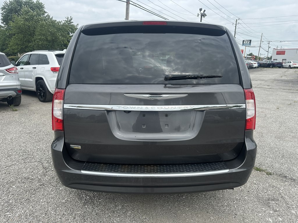2015 Chrysler Town & Country Image 4