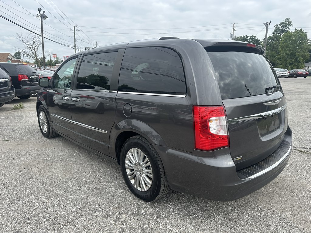 2015 Chrysler Town & Country Image 5