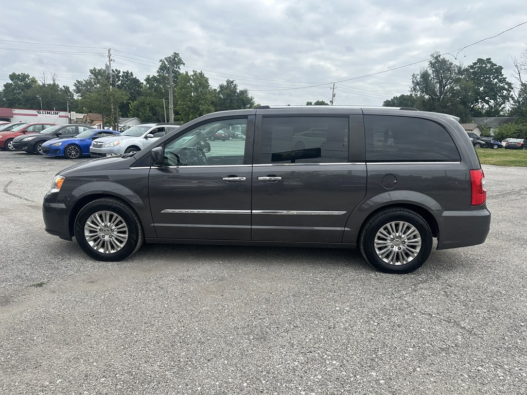 2015 Chrysler Town & Country Image 6
