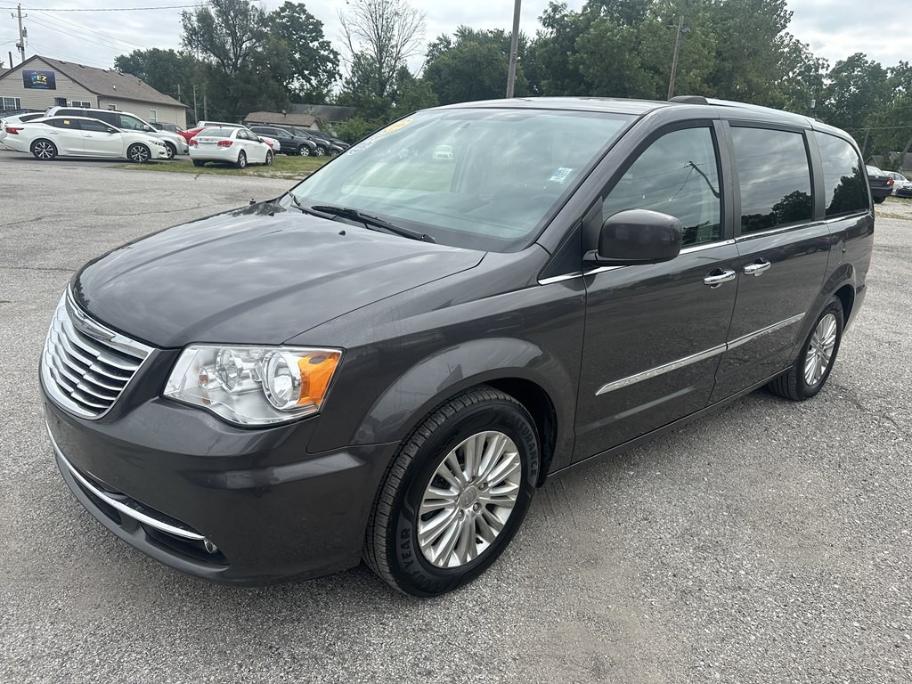 2015 Chrysler Town & Country Image 7
