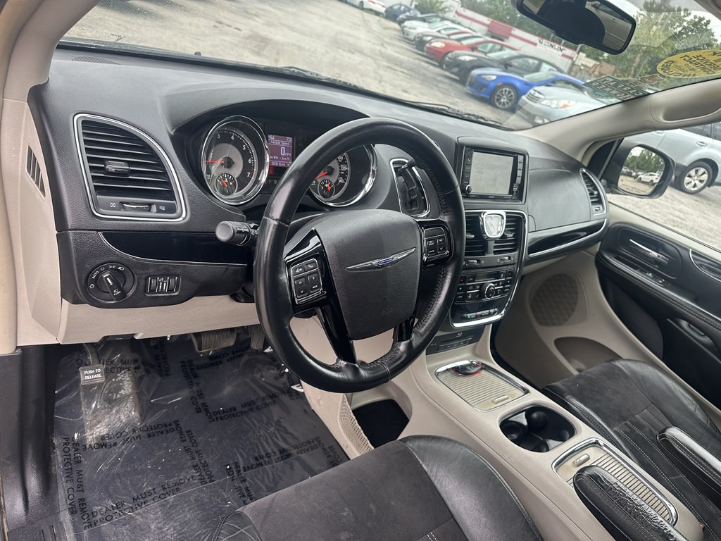 2015 Chrysler Town & Country Image 9